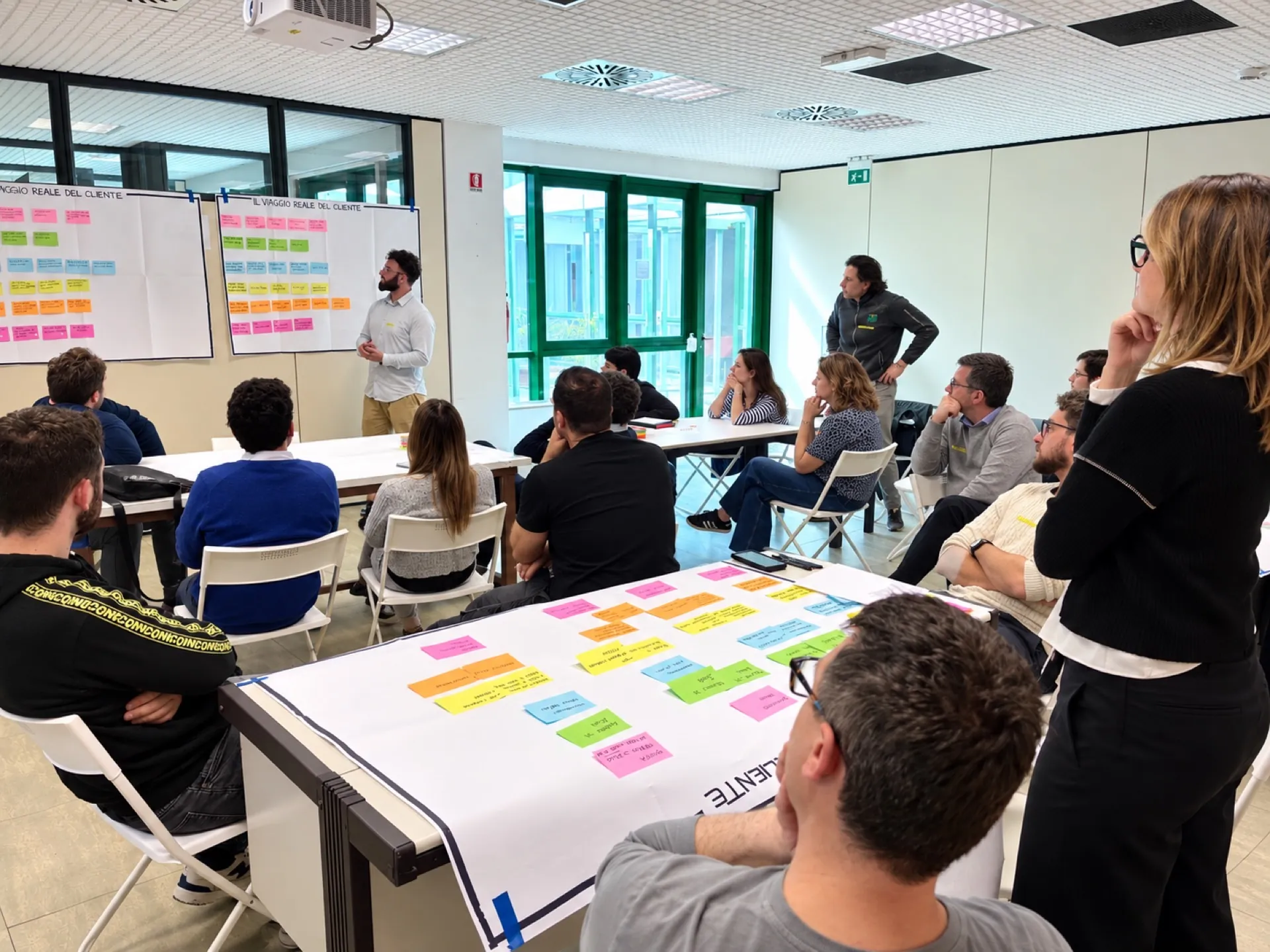 Un partecipante presenta in plenaria la mappatura del viaggio reale del cliente costruita dal gruppo.