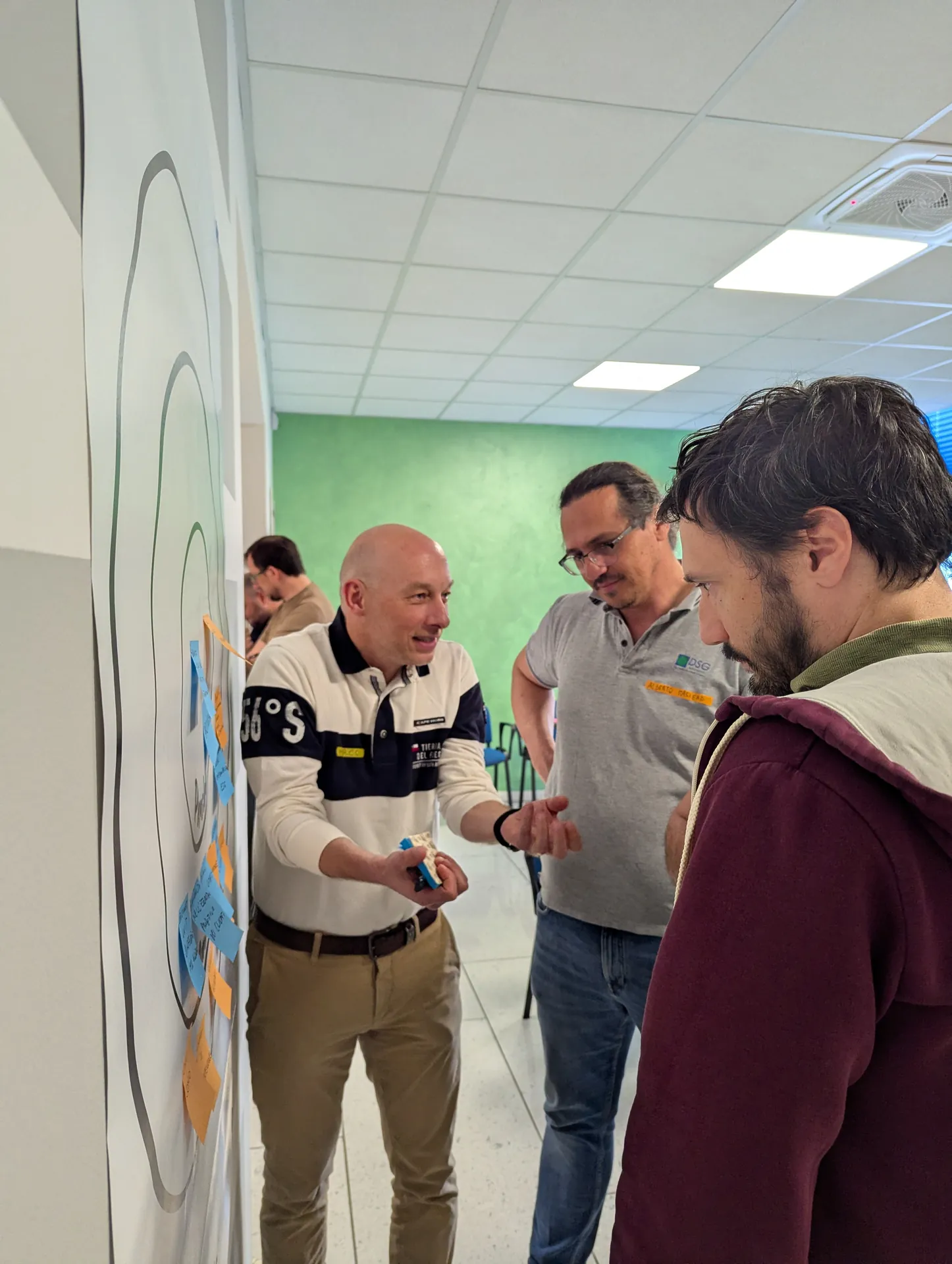 Quattro partecipanti discutono i contributi emersi sull’identità e sul posizionamento condivisi di D_Circle.