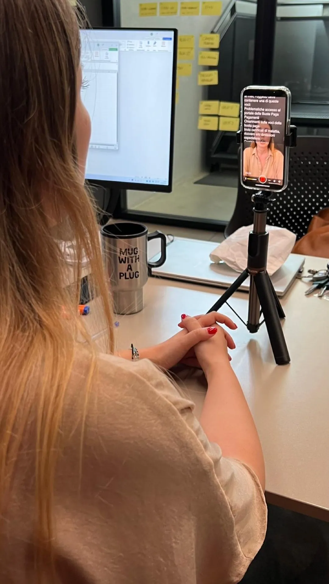 Una partecipante registra un micro-video per il percorso di onboarding, realizzato con il supporto dell’intelligenza artificiale.