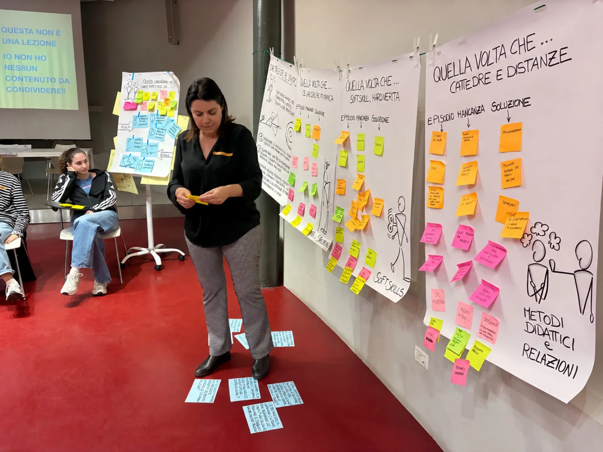 Una partecipante presenta le proposte emerse per avvicinare formazione ed esperienza lavorativa.