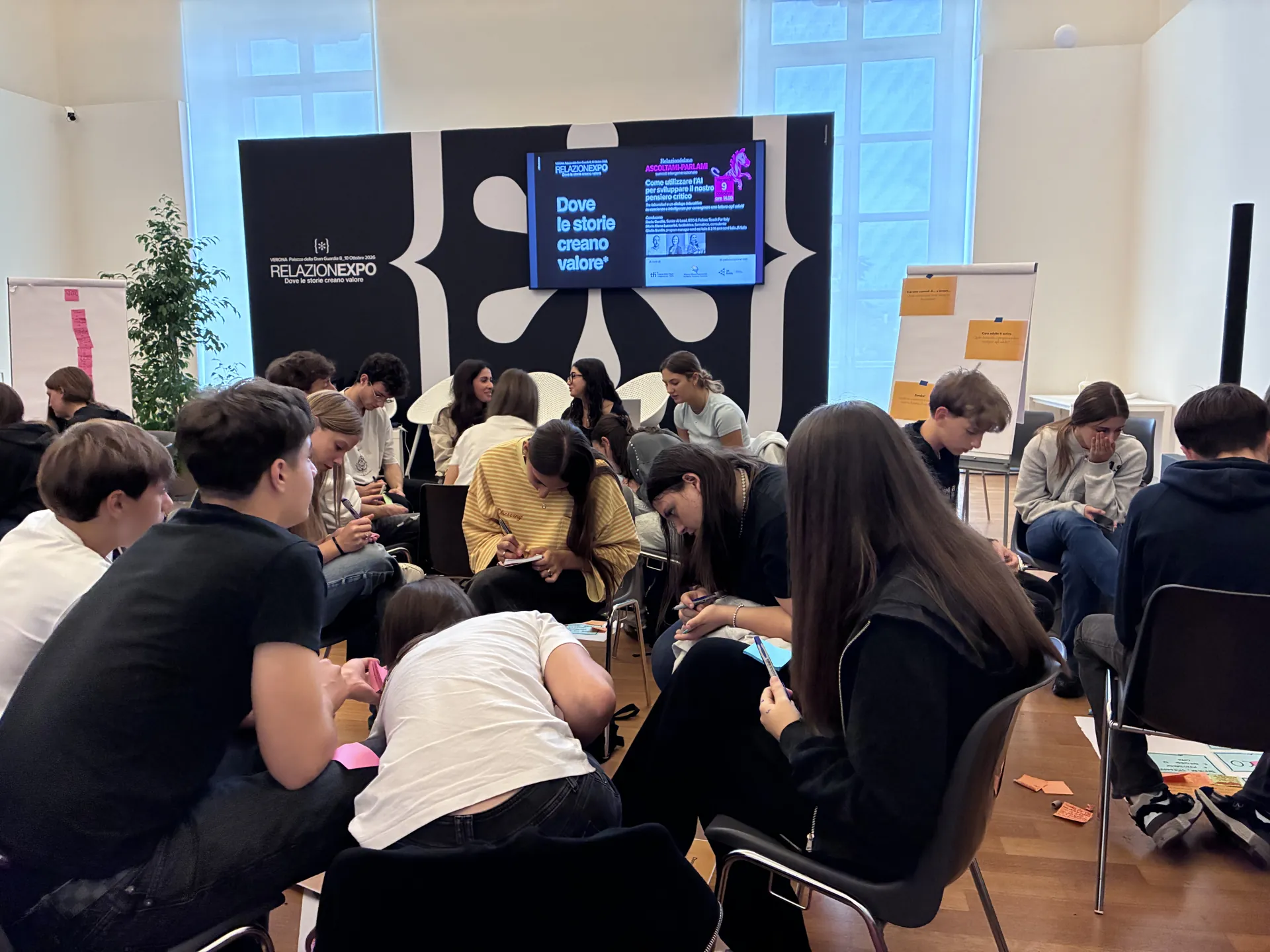Gli studenti lavorano in piccoli gruppi durante Il Mestiere Smontato, il laboratorio su intelligenza artificiale e futuro del lavoro.