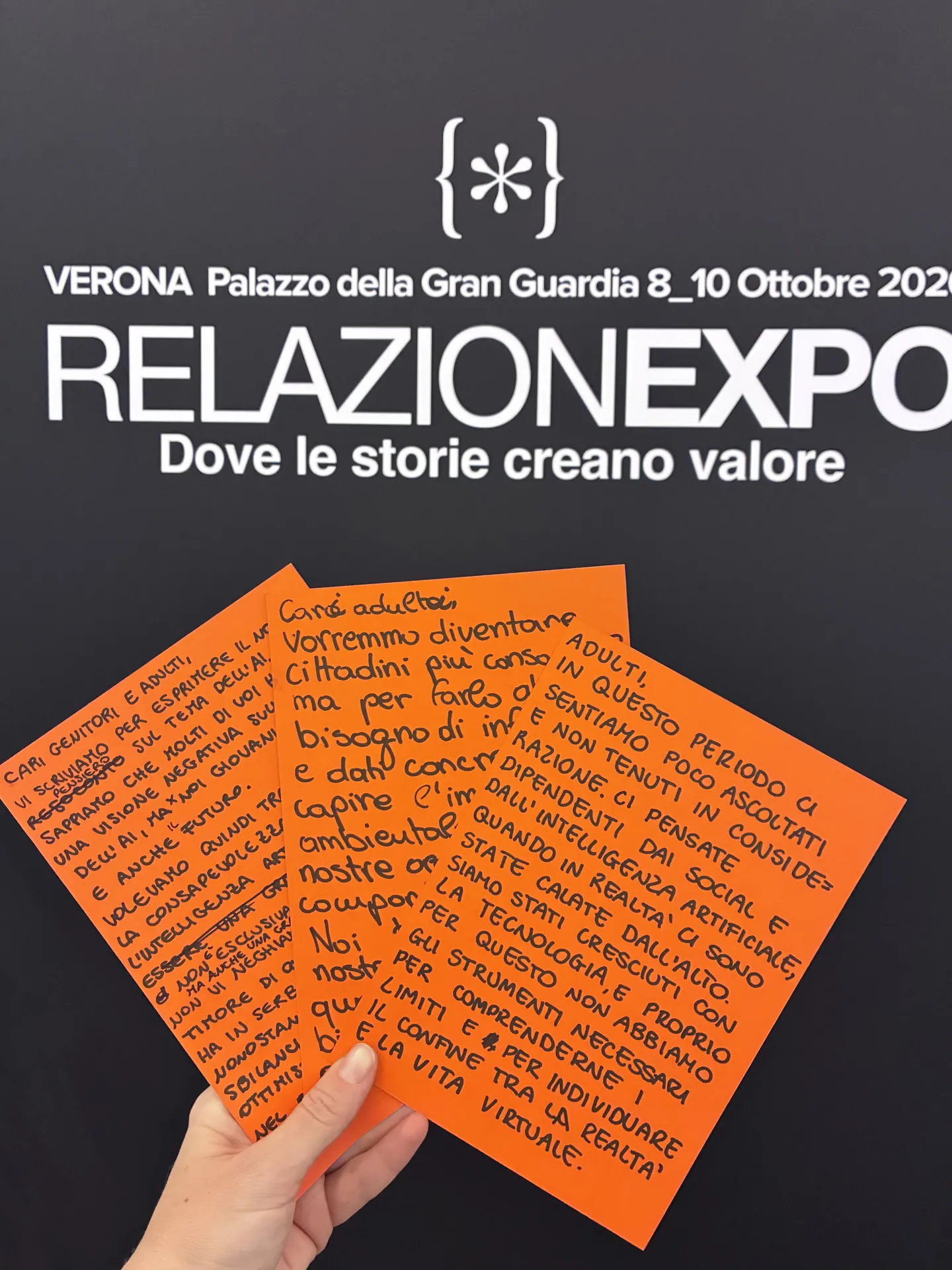 I contributi della Lettera agli adulti scritti dagli studenti davanti all’allestimento di RelazionEXPO 2026.