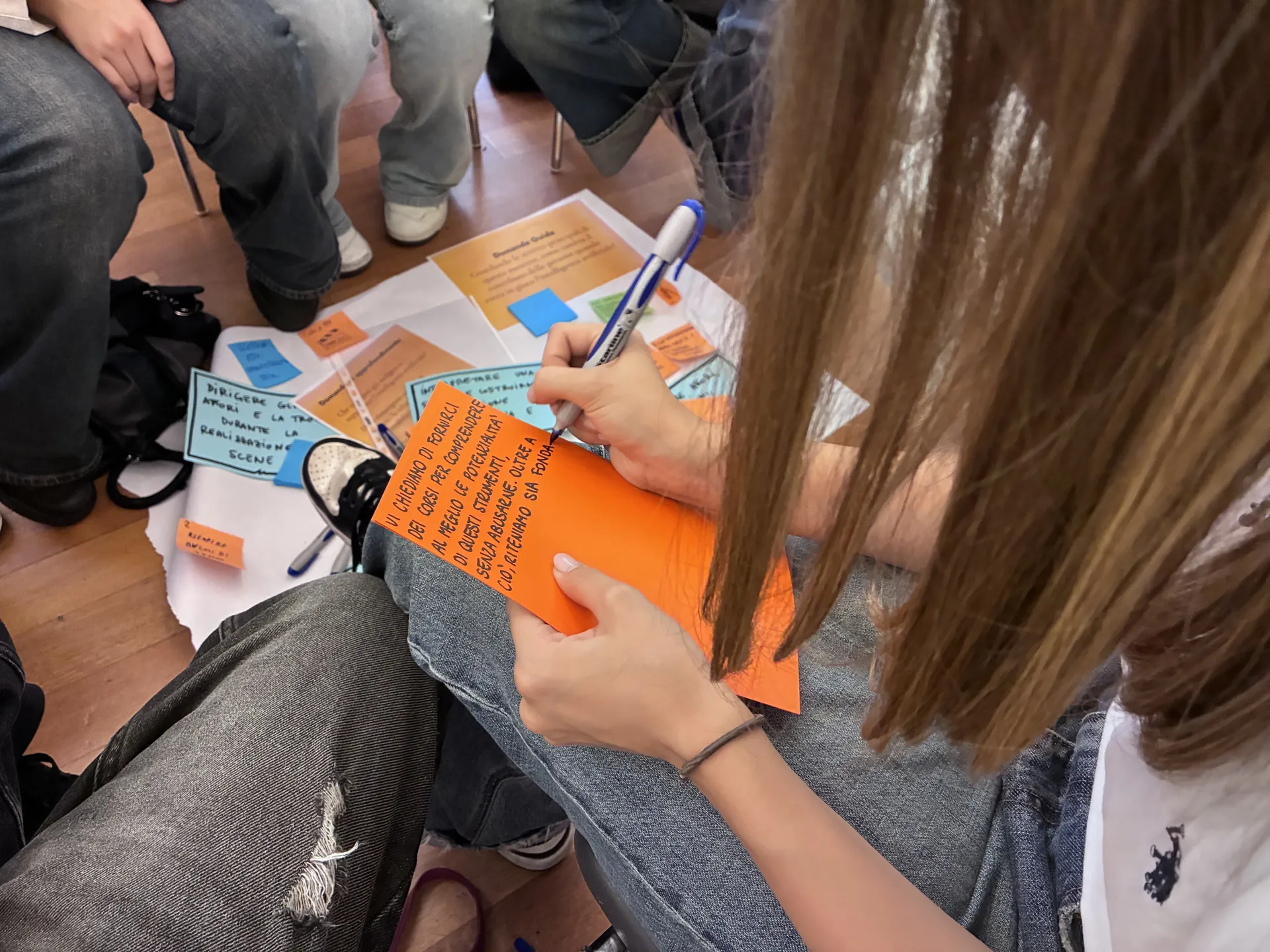 Una studentessa scrive una riflessione individuale sull’intelligenza artificiale e sulla trasformazione dei mestieri.